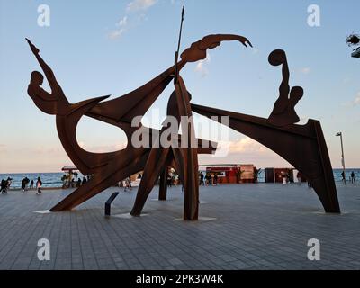 "Homenatge a la natacio". Skulptur von Alfredo Lanz. Barceloneta, Barcelona, Spanien. Stockfoto