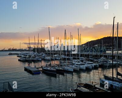 Hafen bei Sonnenuntergang. Barcelona, Katalonien, Spanien. Stockfoto