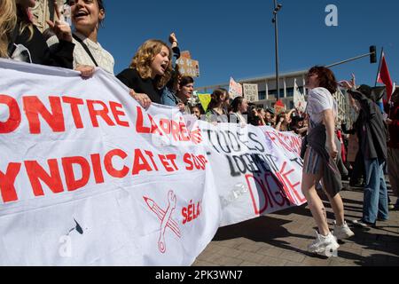 Marseille, Bouches-du-Rhone, Frankreich. 28. März 2023. Junge Demonstranten marschieren mit einem Banner, während sie während der Rentenreformdemonstration in Marseille Slogans singen. Am zehnten Tag der nationalen Mobilisierung gegen die Rentenreform kamen nach Angaben der Gewerkschaften 180.000 Personen und 11.000 Personen für die Polizei in Marseille zusammen. (Kreditbild: © Laurent Coust/SOPA Images via ZUMA Press Wire) NUR REDAKTIONELLE VERWENDUNG! Nicht für den kommerziellen GEBRAUCH! Stockfoto