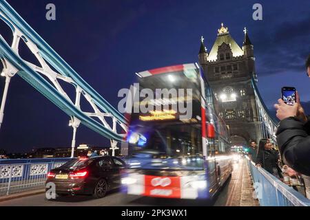 London, Großbritannien. 29. Okt. 2022. Die Tower Bridge ist abends beleuchtet. Kredit: Jan Woitas/dpa/Alamy Live News Stockfoto