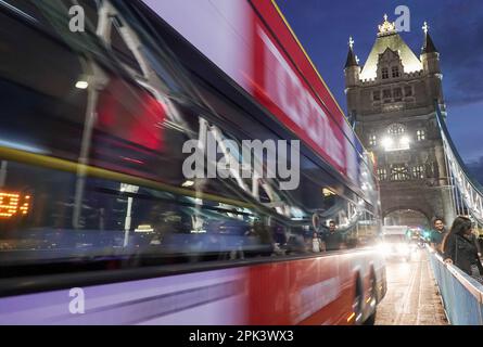 London, Großbritannien. 29. Okt. 2022. Die Tower Bridge ist abends beleuchtet. Kredit: Jan Woitas/dpa/Alamy Live News Stockfoto