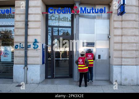 Marseille, Bouches-du-Rhone, Frankreich. 28. März 2023. Aktivisten der CGT-Gewerkschaft, die während der Demonstration vor einem Credit Mutuel-Geldautomaten gesehen wurden. Am zehnten Tag der nationalen Mobilisierung gegen die Rentenreform kamen nach Angaben der Gewerkschaften 180.000 Personen und 11.000 Personen für die Polizei in Marseille zusammen. (Kreditbild: © Laurent Coust/SOPA Images via ZUMA Press Wire) NUR REDAKTIONELLE VERWENDUNG! Nicht für den kommerziellen GEBRAUCH! Stockfoto