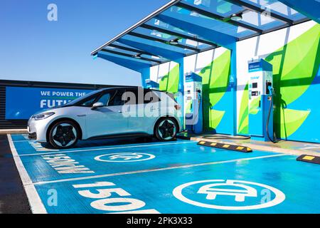 Electric Car UK – Aufladen eines Elektroautos bei einer Bank öffentlicher Ladegeräte für Elektroautos in einer MFG EV Power EV-Ladestation Elektrofahrzeug in Großbritannien Stockfoto