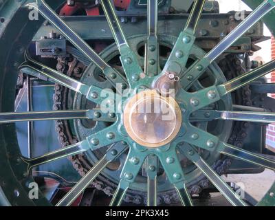 Nahaufnahme des Rads und seiner Speichen von der einzigen noch existierenden Suffolk Pflügen-Lok, ausgestellt im Long Shop Museum in Leiston. Stockfoto