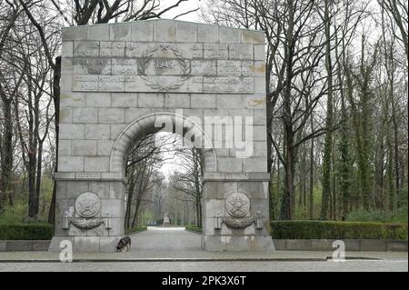 DEUTSCHLAND, ehemaliges Ostberlin, Treptow, sowjetisches Denkmal für den Zweiten Weltkrieg und Soldatenfriedhof mit 7000 Gräbern im Treptower Park, 1946-49 erbaut / DEUTSCHLAND, Berlin, Treptower Park, sowjetisches Ehrenmal und Soldatenfriedhof der Roten Armee im Zweiten Weltkrieg Stockfoto