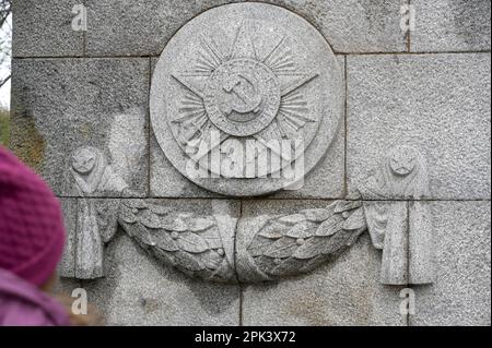 DEUTSCHLAND, ehemaliges Ost-Berlin, Treptow, sowjetische Gedenkstätte für den Zweiten Weltkrieg und Soldatenfriedhof mit 7000 Gräbern im Treptower Park, 1946-49 erbaut, Tor mit kommunistischem sowjetischem Emblem mit rotem Stern, Hammer und Sichel / DEUTSCHLAND, Berlin, Treptower Park, sowjetisches Ehrenmal und Soldatenfriedhof der Roten Armee im Zweiten Weltkrieg Stockfoto