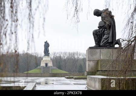 DEUTSCHLAND, ehemals Ost-Berlin, Treptow, sowjetischer Gedenkstein und Soldatenfriedhof mit 7000 Gräbern russischer Soldaten der Roten Armee im Treptower Park, erbaut 1946–49, kniender Soldat mit Pistole und Helm Statue, Heldenverehrung Stockfoto