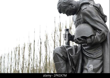 DEUTSCHLAND, ehemals Ost-Berlin, Treptow, sowjetischer Gedenkstein und Soldatenfriedhof mit 7000 Gräbern russischer Soldaten der Roten Armee im Treptower Park, erbaut 1946–49, kniender Soldat mit Pistole und Helm Statue, Heldenverehrung Stockfoto