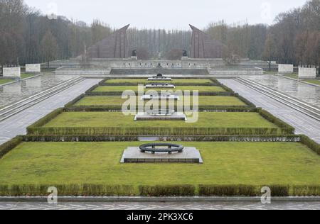 DEUTSCHLAND, ehemaliges Ostberlin, Treptow, sowjetisches Denkmal für den Zweiten Weltkrieg und Soldatenfriedhof mit 7000 Gräbern im Treptower Park, 1946-49 erbaut / DEUTSCHLAND, Berlin, Treptower Park, sowjetisches Ehrenmal und Soldatenfriedhof der Roten Armee im Zweiten Weltkrieg Stockfoto