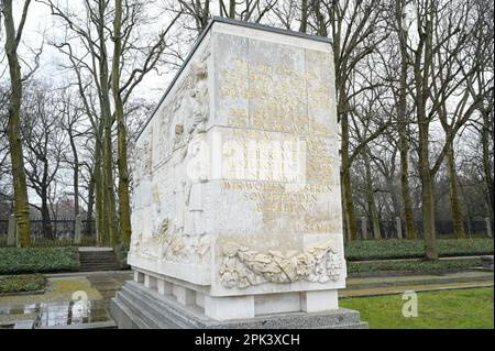 DEUTSCHLAND, ehemaliges Ost-Berlin, Treptow, sowjetisches Denkmal für den Zweiten Weltkrieg und Soldatenfriedhof mit 7000 Gräbern im Treptower Park, 1946-49 erbaut, Relief mit Stalin zitiert: Hitlers Bösewichte wollen die Bevölkerung der Ukraine, Weißrusslands, der baltischen Staaten, der Republik Moldau, der Krim und des Kaukasus versklaven oder vernichten. Unser Ziel ist klar und edel, wir wollen unseren sowjetischen Boden befreien. / DEUTSCHLAND, Berlin, Treptower Park, sowjetisches Ehrenmal und Soldatenfriedhof der Roten Armee im Zweiten Weltkrieg, Stele mit Stalin Zitat: Die hitlerschen Schurken haben es sich zum Ziel setzen die Bevölkerung der Ukraine, We Stockfoto