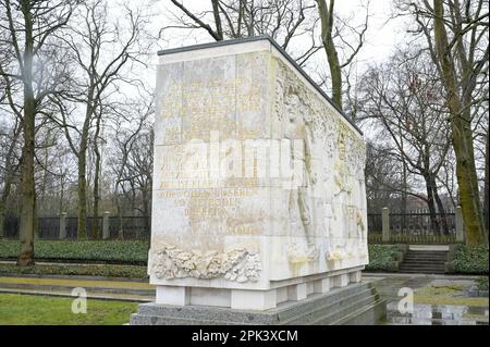 DEUTSCHLAND, ehemaliges Ost-Berlin, Treptow, sowjetisches Denkmal für den Zweiten Weltkrieg und Soldatenfriedhof mit 7000 Gräbern im Treptower Park, 1946-49 erbaut, Relief mit Stalin zitiert: Hitlers Bösewichte wollen die Bevölkerung der Ukraine, Weißrusslands, der baltischen Staaten, der Republik Moldau, der Krim und des Kaukasus versklaven oder vernichten. Unser Ziel ist klar und edel, wir wollen unseren sowjetischen Boden befreien. / DEUTSCHLAND, Berlin, Treptower Park, sowjetisches Ehrenmal und Soldatenfriedhof der Roten Armee im Zweiten Weltkrieg, Stele mit Stalin Zitat: Die hitlerschen Schurken haben es sich zum Ziel setzen die Bevölkerung der Ukraine, We Stockfoto