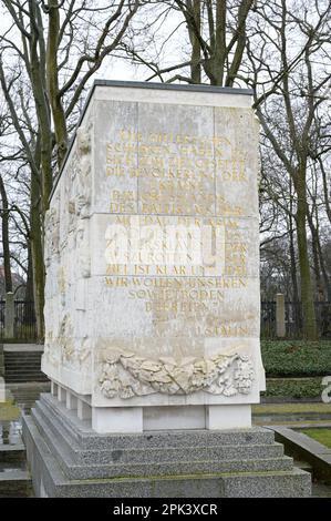 DEUTSCHLAND, ehemaliges Ost-Berlin, Treptow, sowjetisches Denkmal für den Zweiten Weltkrieg und Soldatenfriedhof mit 7000 Gräbern im Treptower Park, 1946-49 erbaut, Relief mit Stalin zitiert: Hitlers Bösewichte wollen die Bevölkerung der Ukraine, Weißrusslands, der baltischen Staaten, der Republik Moldau, der Krim und des Kaukasus versklaven oder vernichten. Unser Ziel ist klar und edel, wir wollen unseren sowjetischen Boden befreien. / DEUTSCHLAND, Berlin, Treptower Park, sowjetisches Ehrenmal und Soldatenfriedhof der Roten Armee im Zweiten Weltkrieg, Stele mit Stalin Zitat: Die hitlerschen Schurken haben es sich zum Ziel setzen die Bevölkerung der Ukraine, We Stockfoto