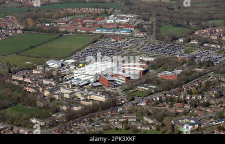 Luftaufnahme des Pinderfields Hospital mit Newton Lodge Fieldhead Hospital im fernen Hintergrund, wakefield, West Yorkshire Stockfoto