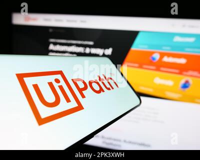 Mobiltelefon mit Logo des Automationssoftwareunternehmens UiPath Inc. Auf dem Bildschirm vor der Business-Website. Fokus auf die Mitte links des Telefondisplays. Stockfoto