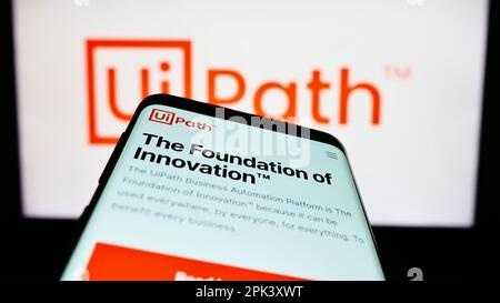 Mobiltelefon mit Website des Automationssoftwareunternehmens UiPath Inc. Auf dem Bildschirm vor dem Unternehmenslogo. Fokus auf oberer linker Seite des Telefondisplays. Stockfoto
