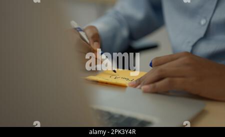 Marketingteam, das im Unternehmen mit einem Laptop arbeitet Stockfoto