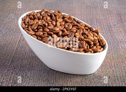 Nahaufnahme einer Schüssel gefüllt mit aromatischen Kaffeebohnen Stockfoto