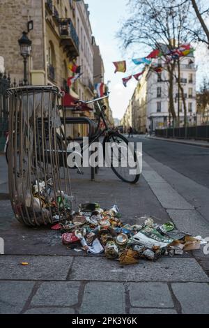 Müll auf der Straße, aus der Nähe in Paris, Frankreich. 24. März 2023. Stockfoto