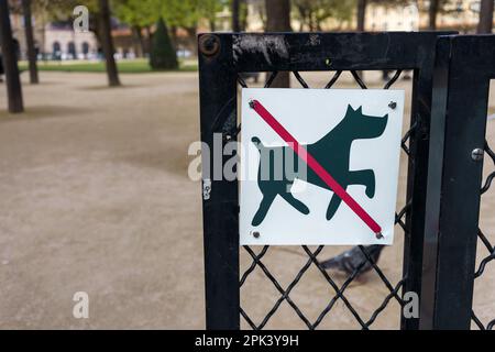 Schild „Hunde sind nicht erlaubt“ an einem Zaun im Park. Paris, Frankreich Stockfoto