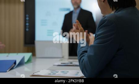 Glückliche Mitarbeiter klatschen mit Lob in die Hände Stockfoto