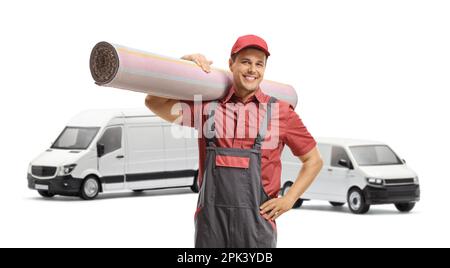 Männlicher Arbeiter, der einen Teppich vor zwei Leichenwagen trägt, isoliert auf weißem Hintergrund Stockfoto