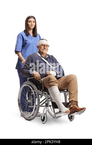 Krankenschwester steht mit einem erwachsenen Mann mit gebrochenem Arm und Verband am Kopf in einem Rollstuhl isoliert auf weißem Hintergrund Stockfoto