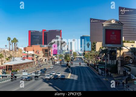 Ein Bild des Las Vegas Boulevard South mit Verkehr, Palmen und Kasinos auf beiden Seiten. Stockfoto
