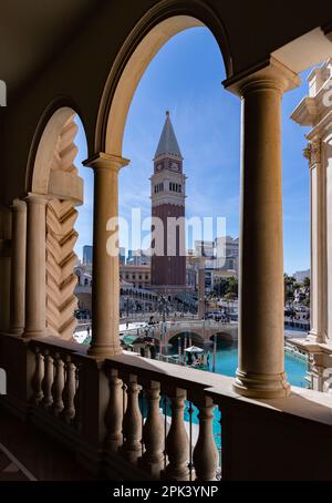 Ein Bild des Campanile Tower des venezianischen Las Vegas aus dem Inneren des Dogenpalastes. Stockfoto