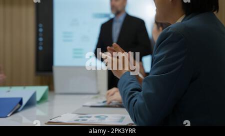 Glückliche Mitarbeiter klatschen mit Lob in die Hände Stockfoto