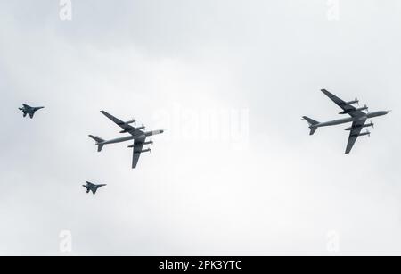 31. Juli 2022, St. Petersburg, Russland. Tupolev TU-142M3 U-Boot-Abwehrflugzeug mit großer Reichweite und Mikoyan MiG-29K-Trägerjäger an der Stockfoto