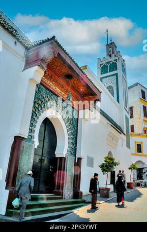 Skyline der Stadt mit Moschee in der Mitte. Tanger, Marokko Stockfoto