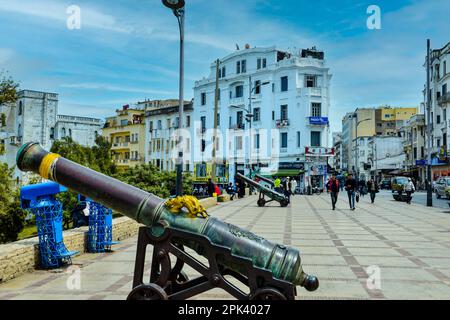 TANGER, MAROKKO - MAI 15,2021 Terrasse des Paresseux mit einer Reihe von alten Kanonengesichtern Stockfoto