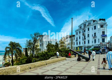 TANGER, MAROKKO - MAI 15,2021 Terrasse des Paresseux mit einer Reihe von alten Kanonengesichtern Stockfoto