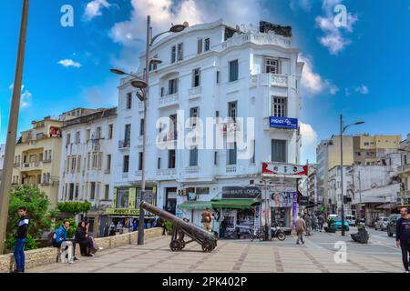 TANGER, MAROKKO - MAI 15,2021 Terrasse des Paresseux mit einer Reihe von alten Kanonengesichtern Stockfoto