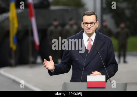 Warschau, Polen. 05. April 2023. Der ukrainische Präsident Volodymyr Zelensky trifft am 05. April 2023 in Warschau (Polen) mit dem polnischen Premierminister Mateusz Morawiecki zusammen. Der ukrainische Präsident Volodymyr Zelensky besucht am Mittwoch Polen, um sich mit seinem polnischen Amtskollegen Andrzej Duda zu treffen und ein öffentliches Treffen mit ukrainischen und polnischen Bürgern in Warschau abzuhalten. Kredit: SIPA USA/Alamy Live News Stockfoto