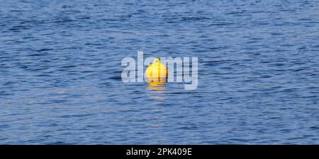 Die gelbe schwimmende Boje auf der Wasseroberfläche markiert die Grenze des sicheren Schwimmbereichs Stockfoto