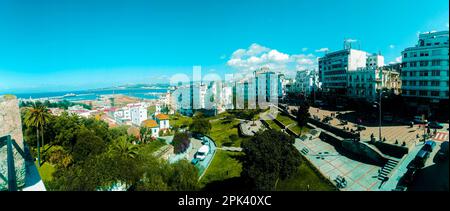 TANGER, MAROKKO - MAI 15,2021 Terrasse des Paresseux mit einer Reihe von alten Kanonengesichtern Stockfoto