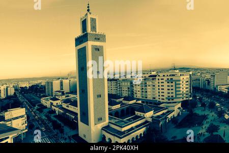Skyline der Stadt mit Moschee in der Mitte. Tanger, Marokko Stockfoto