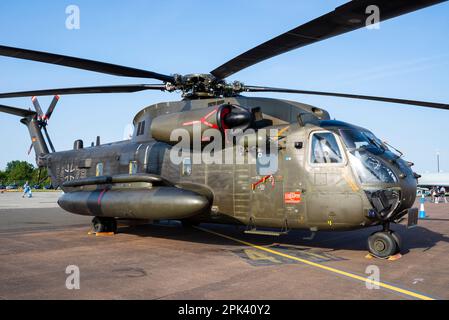 Deutsche Air Force Sikorsky CH-53G Schwerhubschrauber 84+79 auf der Royal International Air Tattoo Airshow, RAF Fairford, Großbritannien. Großtransporte Stockfoto