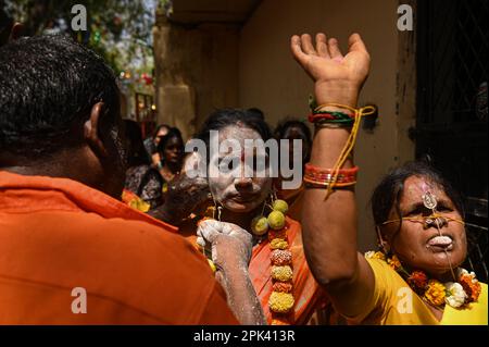 New Delhi, Delhi, Indien. 5. April 2023. Eine Liebhaberin kann mit Metallhaken im Gesicht während einer hinduistischen Prozession anlässlich des Panguni Uthiram Festivals am 5. April 2023 in Neu-Delhi, Indien, gesehen werden. (Kreditbild: © Kabir Jhangiani/ZUMA Press Wire) NUR REDAKTIONELLE VERWENDUNG! Nicht für den kommerziellen GEBRAUCH! Stockfoto