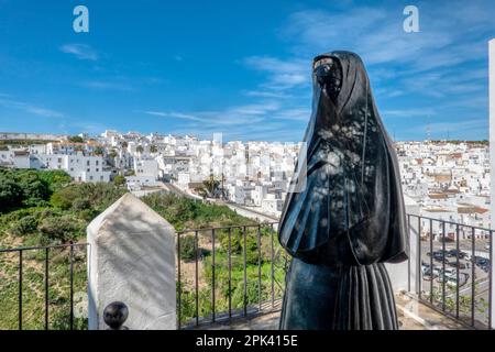 02. April 2023 - Vejer de la Frontera, Cadiz, Spanien: Statue von La Cobijada (Monument für die Frau), und im Hintergrund von Vejer de la Frontera. Stockfoto