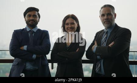 Eine Gruppe selbstbewusster Arbeiter, die die Waffen kreuzen und in Folge posieren Stockfoto
