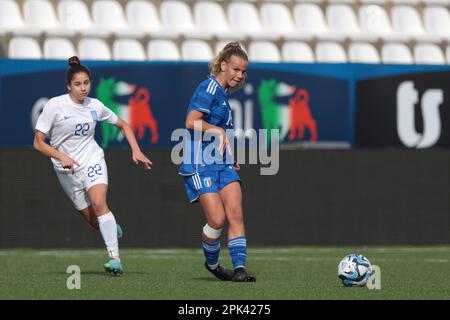 Vercelli, Italien, 5. April 2023. Georgien Chalatsogianni aus Griechenland sieht zu, wie Sara Zappettini aus Italien den Ball während des UEFA-Meisterschaftsspiels U19 im Stadio Silvio Piola, Vercelli, gewinnt. Der Bildausdruck sollte lauten: Jonathan Moscrop/Sportimage Stockfoto