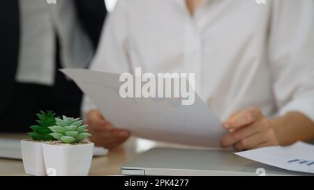 Brainstorming und Gespräch mit einem Business Officer im Büro Stockfoto