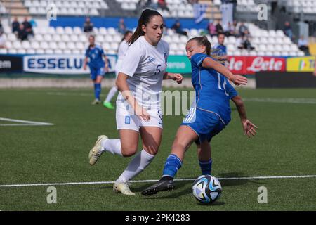 Vercelli, Italien, 5. April 2023. Maria Gkouni Papaioannou aus Griechenland tritt während des UEFA-Meisterschaftsspiels U19 im Stadio Silvio Piola in Vercelli gegen Sara Zappettini aus Italien an. Der Bildausdruck sollte lauten: Jonathan Moscrop/Sportimage Stockfoto