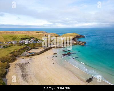 Isle of Lewis, Schottland. 5. April 2023 Wetter im Vereinigten Königreich: Das sonnige, türkisfarbene Wasser rund um den Hafen von Ness auf der schottischen Isle of Lewis aus der Vogelperspektive. Beliebte Touristenattraktion und Urlaubsziel in den Äußeren Hebriden. Kredit: Bradley Taylor / Alamy Live News Stockfoto