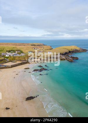 Isle of Lewis, Schottland. 5. April 2023 Wetter im Vereinigten Königreich: Das sonnige, türkisfarbene Wasser rund um den Hafen von Ness auf der schottischen Isle of Lewis aus der Vogelperspektive. Beliebte Touristenattraktion und Urlaubsziel in den Äußeren Hebriden. Kredit: Bradley Taylor / Alamy Live News Stockfoto