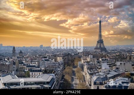 Paris, wunderschöne Haussmann-Fassaden und Dächer in einem Luxusviertel der Hauptstadt, Blick vom Triumphbogen, mit Eiffelturm Stockfoto