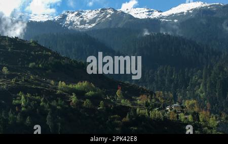 Lachung, Lachung-Tal, Stadt und eine wunderschöne Bergstation im Nordosten von Sikkim, Indien. Der Zusammenfluss der Flüsse Lachung und Lachung, Herbstfarben. Stockfoto