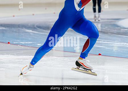 Beginn des Beschleunigungs-Skater-Sportlers-Sprint-Rennens beim Speed-Skating-Wettkampf, Wintersportspielen Stockfoto